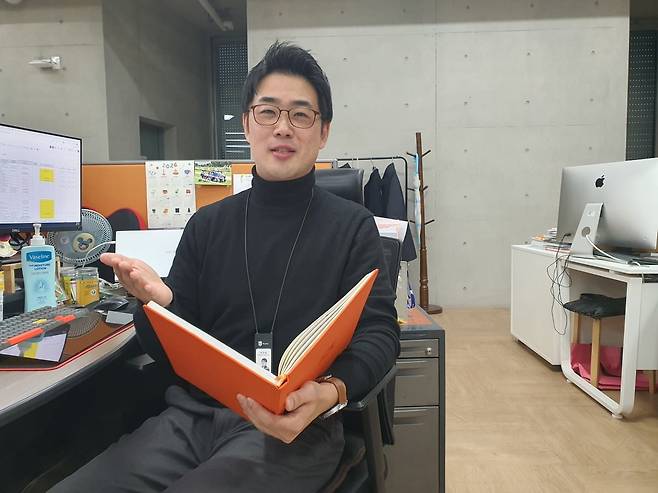 최경현 팀장이 전시회 시스템(FMS) 관리에 대해 설명하고 있다. 윤현주 기자