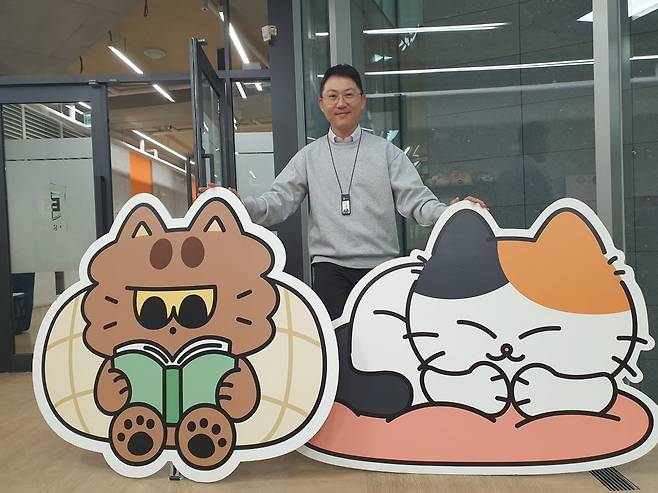 조원석 팀장이 가낳지모 캣페어 조형물 앞에서 포즈를 취하고 있다. 윤현주 기자