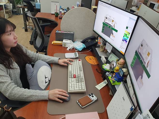 이현아 매니저가 부스 디자인 작업을 하고 있다. 윤현주 기자