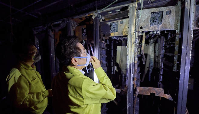 이재명 대통령이 지난 10월10일 화재 피해 복구작업이 진행 중인 대전 유성구 국가정보자원관리원 대전 본원을 찾아 화재 발생 현장을 살펴보고 있다. 대통령실 제공