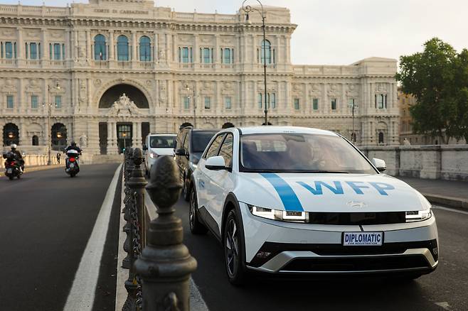 UN 세계식량계획의 전 세계 구호 현장에서 맹활약 중인 아이오닉5. 현대차 제공