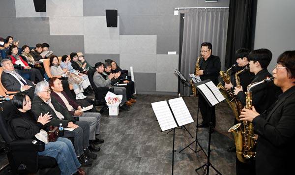 지난 5일 부산 중구 신창동 BNK부산은행 아트시네마 모퉁이극장에서 국제신문이 주최하고 부산시 등이 후원한 제4회 나림 이병주 콘서트가 열리고 있다. 올해는 이병주 작가의 공식 데뷔작 ‘소설·알렉산드리아’ 출간 60주년이어서 관객에게 그 작품을 증정하는 등 기념과 재조명이 이뤄졌다. 김성효 선임기자 kimsh@kookje.co.kr