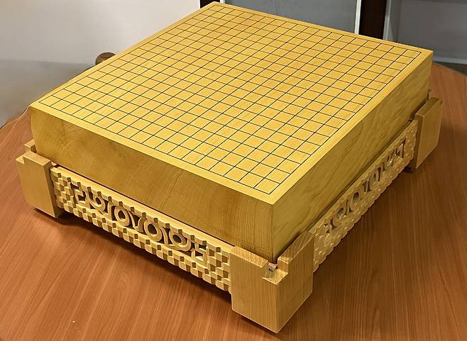 A hand-carved Go board gifted to Chinese President Xi Jinping by Korean President Lee Jae Myung during the APEC gathering in Gyeongju, North Gyeongsang, on Nov. 1. [PRESIDENTIAL OFFICE]