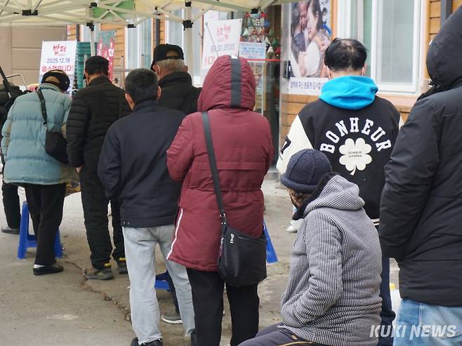 19일 오전 서울 동대문구 밥퍼나눔운동본부 앞에서 시민들이 무료 급식을 위해 줄지어 기다리고 있다. 노유지 기자