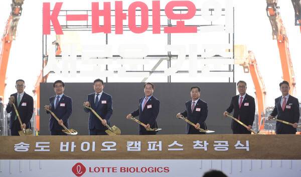 유정복 인천시장과 신동빈 롯데그룹 회장 등이 지난 2024년 7월 3일 송도동에서 열린 ‘롯데 바이오로직스 송도 바이오 캠퍼스 착공식’에서 시삽을 하고 있다. 인천경제자유구역청 제공