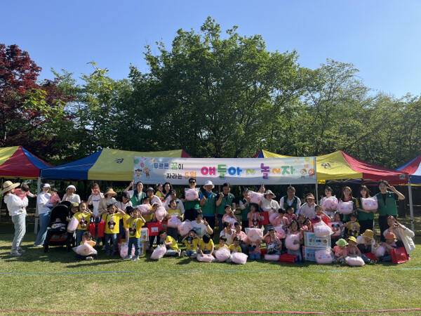 지난해 5월 건축사신협 임직원들이 수원의 한 양육시설에서 아이들과 어린이날을 즐기고 있다. 초록우산 경기지역본부 제공