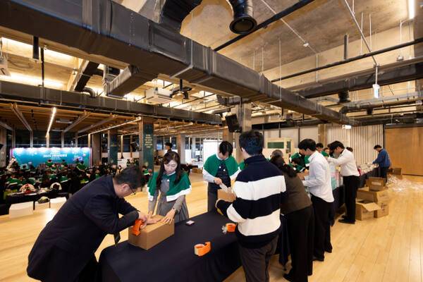 지난 4일 경기일보와 초록우산 공동주관 ‘나눔천사페스티벌 산타원정대’에서 건축사신협 박정원 전무 등 임직원이 아동들을 위한 선물 포장에 참여하고 있다. 초록우산 경기지역본부 제공