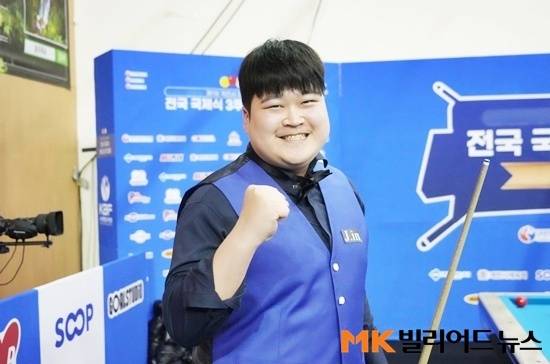 손준혁이 제1회 제천 청풍호배 전국3쿠션당구대회 결승전에서 우승을 확정한 뒤 주먹을 쥐며 기뻐하고 있다.