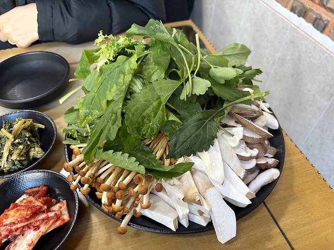 약초와 버섯골 식당의 샤브샤브 메뉴/사진=김지은 여행+ 기자