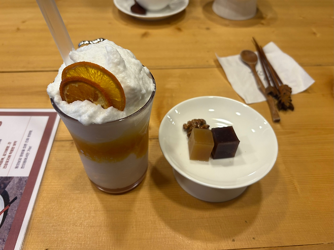 동의본가 음료와 밤양갱 디저트/사진=김지은 여행+ 기자
