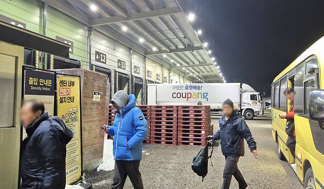 쿠팡 물류센터 안으로 새벽 근로자들이 근무를 위해 들어가고 있다. [최예빈 기자]