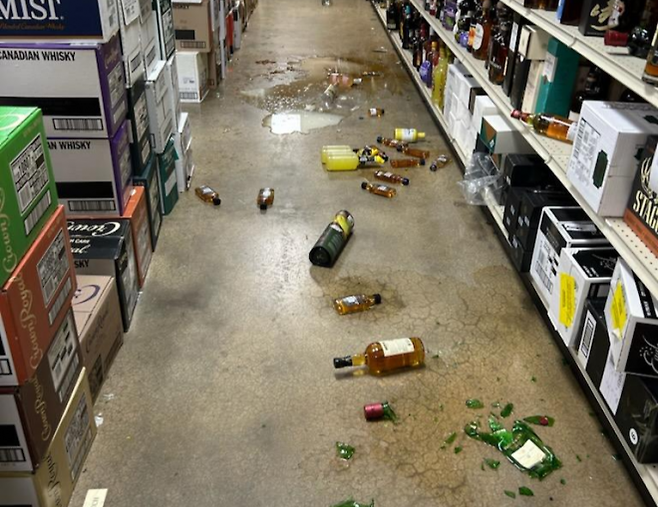 미국 버지니아주 애슐랜드의 한 주류 판매점이 엉망이 된 모습. [해노버카운티 동물보호소 페이스북]