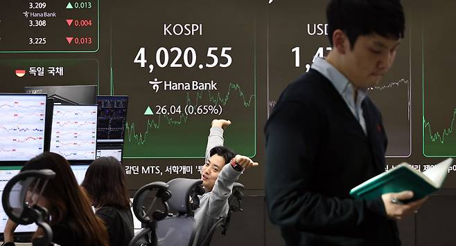 지난 19일 서울 중구 하나은행 딜링룸 현황판에 코스피 지수 등이 표시되고 있다. [연합뉴스]