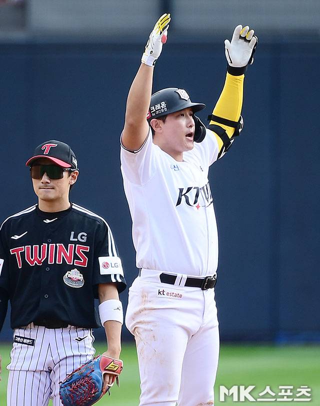2024년 10월 9일 오후 경기도 수원KT위즈파크에서 ‘2024 KBO리그 포스트시즌’ LG 트윈스와 KT 위즈의 준플레이오프 4차전 경기가 열렸다. 4회말 1사 2루에서 KT 황재균이 1타점 적시타를 치고 2루에 진루한 후 기뻐하고 있다. 사진=김영구 기자