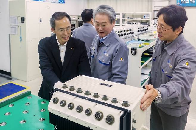 19일 경남 창원에 위치한 방산 부품 강소기업 '영풍전자'를 찾은 황기연 한국수출입은행장(왼쪽)이 류하열 영풍전자 대표(가운데) 등 관계자로부터 제품 설명을 듣고 있다./사진제공=한국수출입은행