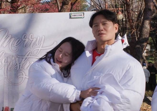 송지효가 자신을 위해 금 반 돈짜리 황금 열쇠를 준비한 김종국에게 감동했다. /사진=SBS '런닝맨' 방송화면 캡처