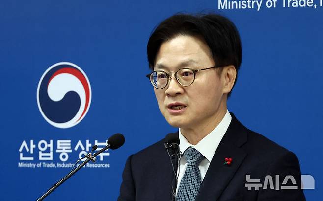 [세종=뉴시스] 강종민 기자 = 김정관 산업통상부 장관이 17일 세종시 정부세종청사에서 2026년 주요 업무계획을 발표하고 있다. 2025.12.17. ppkjm@newsis.com