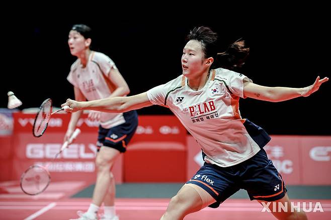 [항저우=신화/뉴시스] 백하나와 이소희가 20일(현지 시간) 중국 저장성 항저우 올림픽스포츠센터에서 열린 2025 세계배드민턴연맹(BWF) 월드투어 파이널스 여자 복식 준결승에서 중국의 류성수-탄닝 조와 경기하고 있다. 백하나-이소희 조가 2-1(15-21 21-16 21-19)로 역전승을 거두고 결승에 진출했다. 2025.12.21.