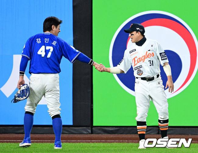 [OSEN=대전, 최규한 기자] 24일 대전 한화생명볼파크에서 ‘2025 신한 SOL Bank KBO리그’ 포스트시즌 플레이오프 5차전 삼성 라이온즈와 한화 이글스의 경기가 열렸다.한화는 코디 폰세, 삼성은 최원태를 선발로 내세웠다.경기를 앞두고 한화 손아섭과 삼성 강민호가 인사를 나누고 있다. 2025.10.24 / dreamer@osen.co.kr