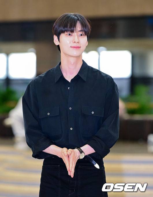 [OSEN=지형준 기자] 7일 오전 배우 황민현이 일본에서 열리는 2023 AAA’ 비기닝 콘서트 ‘男神(남신)’에 참석하기 위해 김포공항을 통해 출국했다.‘2023 AAA’ 비기닝 콘서트 ‘男神(남신)’은 오는 8일 19시 일본 요코하마 피아 아레나 MM에서 진행되는 스페셜 콘서트다. 5인의 남신 김재중, 김선호, 황민현, 이준영, 김영대가 출연 소식을 알렸으며, 일본에서 활발한 활동 중인 박건일이 MC로 참여한다.배우 황민현이 포즈를 취하고 있다. 2023.07.07 /jpnews@osen.co.kr