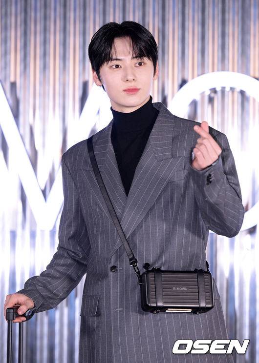 [OSEN=지형준 기자] 9일 오후 서울 장충동 반얀트리 클럽 앤 스파 서울에서 리모와, 반얀트리와 함께한 홀리데이 아이스링크 개장 기념 오프닝 행사가 열렸다.가수 황민현이 참석해 포즈를 취하고 있다. 2022.12.09 /jpnews@osen.co.kr