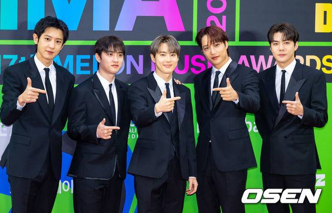 [OSEN=박준형 기자] 2025 멜론뮤직어워드(MMA2025)가 20일 오후 서울 고척스카이돔에서 진행됐다. 이날 행사에는 지드래곤(G-DRAGON), 박재범, 10CM, 지코, 엑소(EXO), 우즈(WOODZ), 제니(JENNIE), 에스파(aespa), 아이브(IVE), 한로로, 보이넥스트도어(BOYNEXTDOOR), 라이즈(RIIZE), 플레이 브(PLAVE), 엔시티 위시(NCT WISH), 아일릿(ILLIT), 하츠투하츠(Hearts2Hearts), 키키(Kiki), 올데 이 프로젝트(ALLDAY PROJECT), 아이딧(IDID), 알파드라이브원(ALPHA DRIVE ONE) 등 초호화 아티스트 라인업으로 꾸려졌다. 그룹 엑소가 포즈를 취하고 있다.  2025.12.20 / soul1014@osen.co.kr