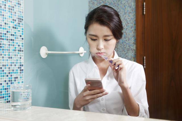 샤워기는 몸을 씻는 도구이지, 입을 헹구는 게 아니다. 게티이미지