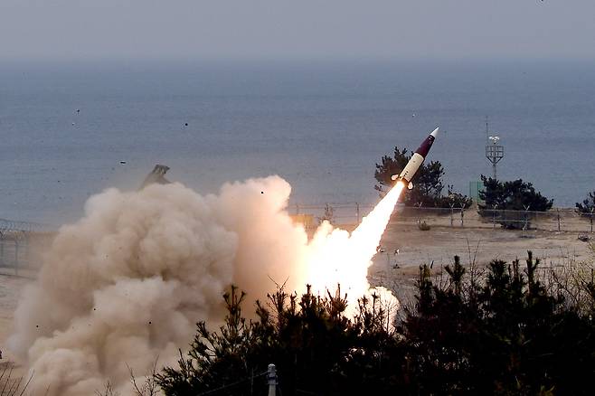 미군 에이태킴스(ATACMS) 전술 탄도미사일이 해상에 설정된 표적을 향해&nbsp;발사되고 있다. 세계일보 자료사진