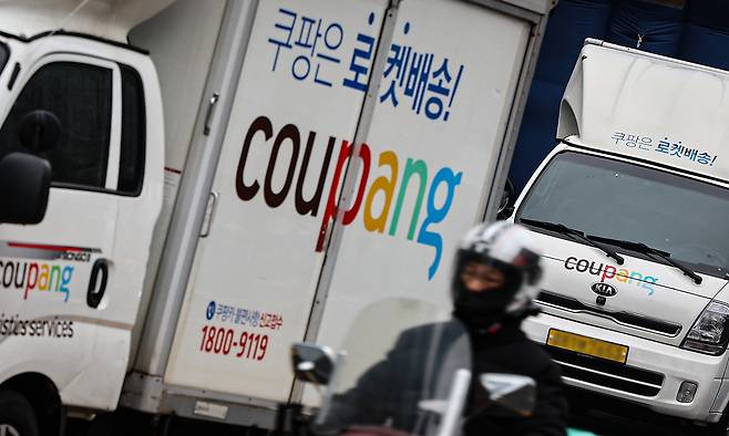 서울 시내 한 쿠팡물류센터에 정차된 배송차량. 뉴스1