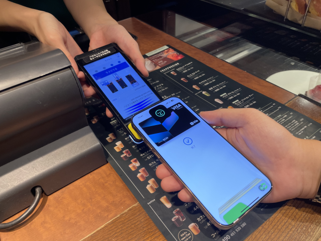 21일 도쿄 오테마치의 한 스타벅스 매장에서 직장인 다나카 유토(25) 씨가 엔화 연동 스테이블코인 JPYC를 충전해 커피 값을 결제하는 모습. 신중섭 기자