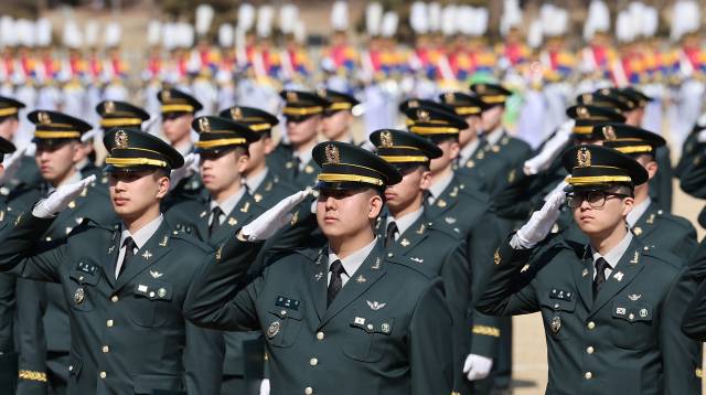 지난 2월 27일 서울 노원구 육군사관학교에서 열린 제81기 졸업 및 임관식에서 임관 장교들이 거수경례를 하고 있다. 뉴스1