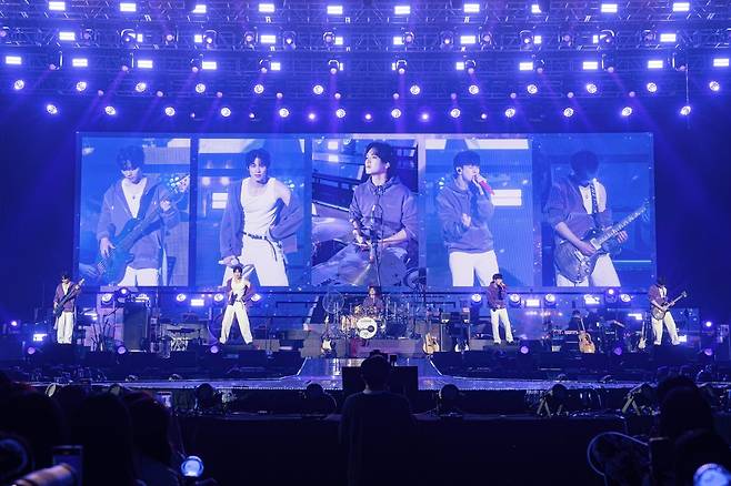 그룹 엔플라잉이 19일부터 21일까지 사흘간 서울에서 월드 투어 앙코르 콘서트를 펼쳤다. 이번 공연에서는 10년의 음악 여정을 집대성한 세트리스트를 선보여 팬덤의 큰 호응을 이끌었다. 사진제공 | FNC 엔터테인먼트사진제공|FNC엔터테인먼트