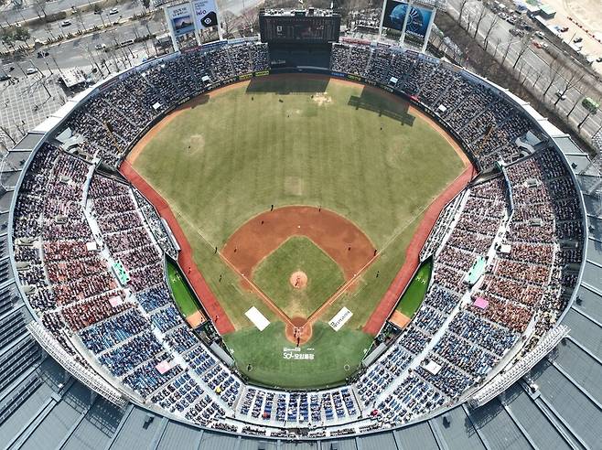▲ 잠실야구장 전경. 서울시는 2032년까지 이 부지에 3만5000석 규모의 돔구장을 신축한다는 계획을 가지고 있다 ⓒ연합뉴스