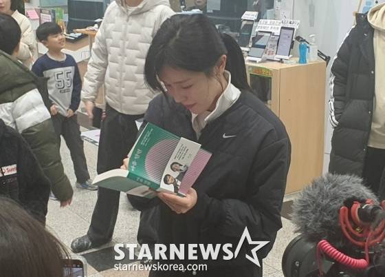 팬들에게 사인해주는 김아랑의 모습. /사진=박재호 기자