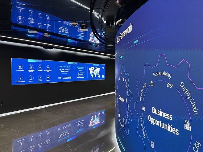 아람코 SAIL·4IR 내부 모습  (다란[사우디아라비아]=연합뉴스) 강태우 기자 = 사우디 동부 다란에 위치한 아람코 본사 내 SAIL/4IR 시설 모습. 2025.12.16 burning@yna.co.kr