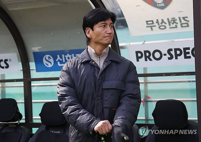 경기 시작 기다리는 정정용 감독 (서울=연합뉴스) 김성민 기자 = 3일 서울 마포구 서울월드컵경기장에서 열린 하나은행 K리그1 2025 FC서울과 김천 상무의 경기. 김천 정정용 감독이 경기 시작을 기다리고 있다. 2025.3.3 ksm7976@yna.co.kr