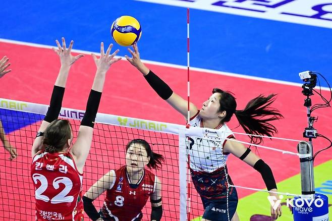 공격 시도하는 정지윤(오른쪽) [한국배구연맹 제공. 재배포 및 DB 금지]