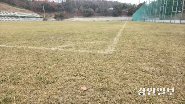 사진은 프로축구 수원FC가 훈련장으로 대관해 사용하고 있는 수원월드컵경기장 보조경기장. 2025.12.10 /이영선기자 zero@kyeongin.com