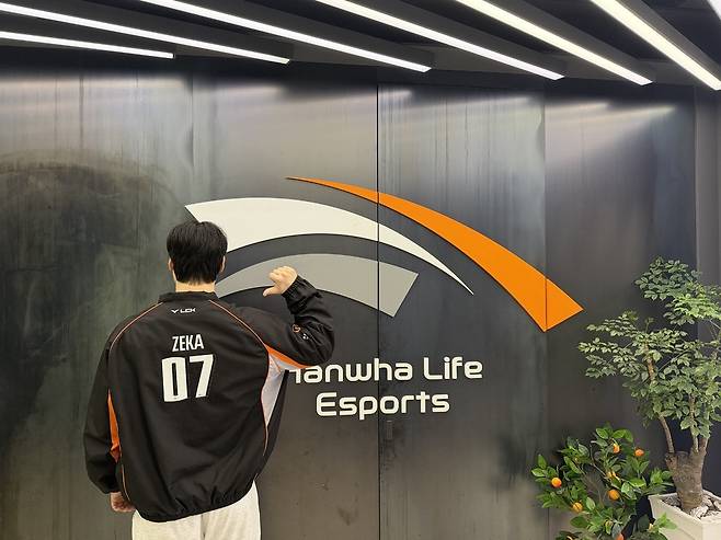 ▲한화생명 소속 '제카' 김건우가 프로필 촬영을 하고 있다.