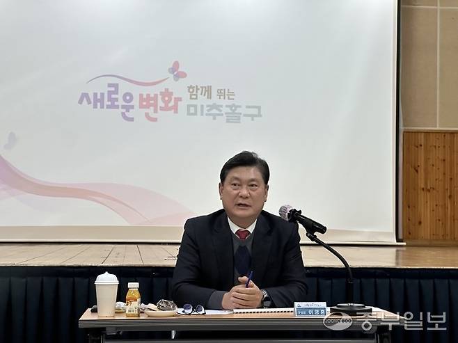 이영훈 미추홀구청장이 22일 오전 구청 대회의실에서 열린 민선 8기 출입기자 설명회에서 질의에 답변을 하고 있다. 사진=장수빈 기자