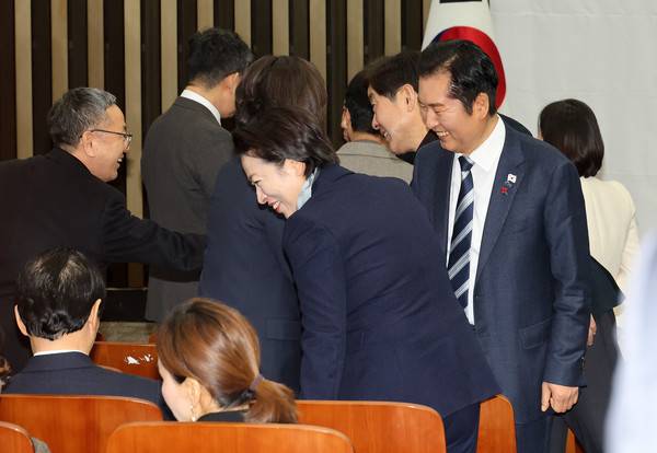 더불어민주당 정청래 대표가 22일 본회의에 앞서 비공개로 열린 민주당 의원총회에 입장해 의원들과 인사하고 있다. 2025.12.22 [사진=연합뉴스]