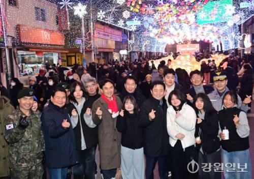 ◇화천의 겨울축제 시즌 개막을 알리는 2026 얼음나라 화천산천어축제 선등거리 점등식이 지난 20 화천읍 중앙로 일대에서 김진태 지사, 신경호 교육감, 최문순 군수, 류희상 군의장, 김진호 7사단장, 임승규 15사단 작전부사단장 등이 참석한 가운데 열렸다.