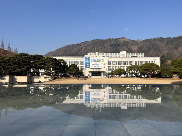 국립창원대학교 정문에 학생들을 위한 친수공간 ‘탁연지’ 모습. 창원대 제공