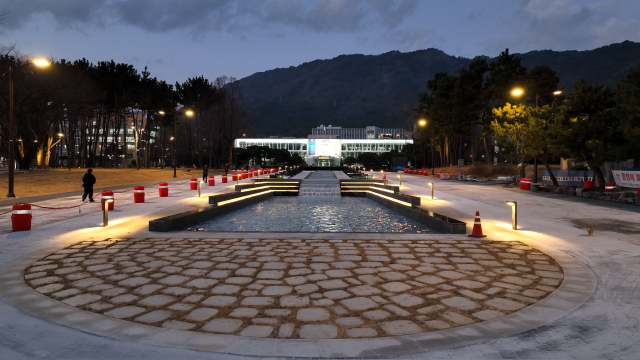 국립창원대학교 정문에 학생들을 위한 친수공간 ‘탁연지’ 모습. 창원대 제공