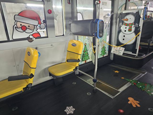 안전성을 보완해 22일 운영을 재개한 ‘산타 랩핑버스’. 부산시버스운송사업조합 제공