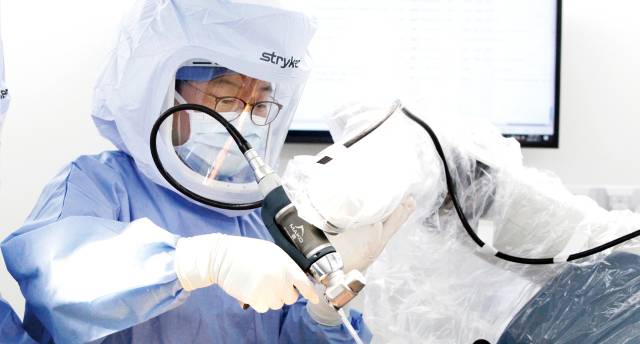 인공관절의 내구성과 로봇수술의 정확도가 크게 향상되면서 퇴행성 무릎관절염 수술을 최대한 늦추는 것이 좋다는 말은 더이상 맞지 않다. 사진은 정일권 병원장의 로봇수술 모습. 센트럴병원 제공