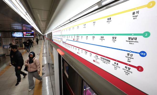 ▲ 대구도시철도 1호선 안심~하양역 개통을 앞두고 안심역에서 시민들이 하차하는 모습. 경북일보 DB