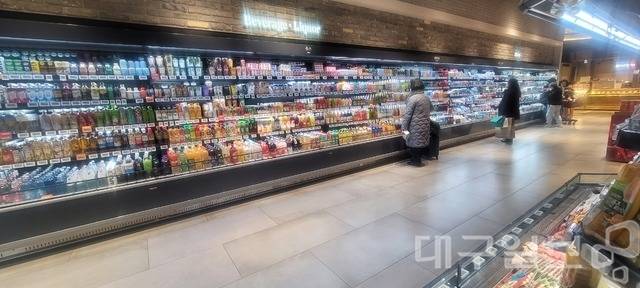 원·달러 환율의 고공행진이 계속 이어지면서 소비자 물가가 계속 오르고 있다. 이에 소비자들의 장바구니 부담이 갈수록 커지고 있다. 권영진 기자