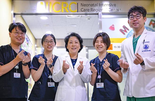 대구가톨릭대병원 신생아집중치료실(NICU) 의료진이 NICRC(신생아집중치료 지역센터) 앞에서 기념 촬영을 하고 있다. 이들은 출생 체중 328g 초극소 저체중 출생아를 191일간 치료해 건강하게 퇴원시키는 데 힘을 모았다.이현덕기자 lhd@yeongnam.com