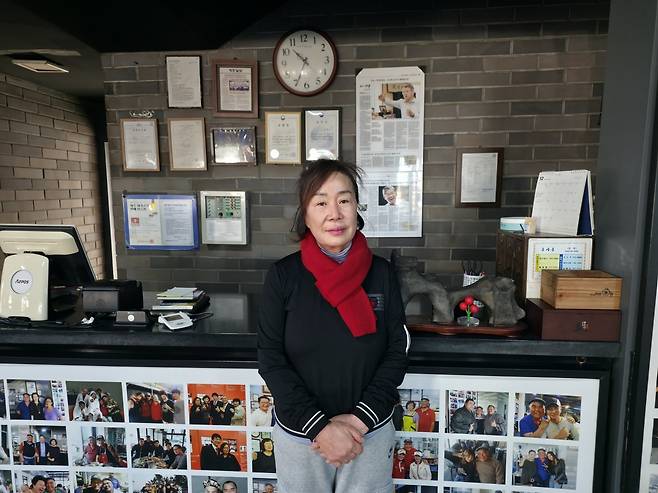 김순덕 돈사돈 대표가 22일 가게에서 기념촬영을 하고 있다.